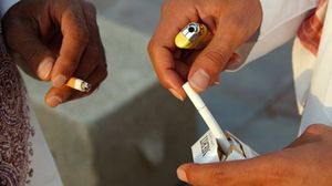 تتراوح أسعار غالبية علب السجائر في السعودية من 12 إلى 15 ريال - أرشيفية
