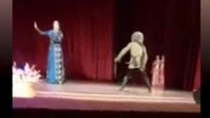 الراقص "حسينوف" قبل ثوان من سقوطه على المسرح- ديلي ميل