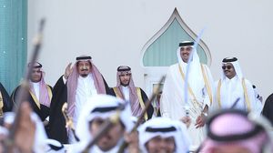 "عرضة" سعودية أدتها فرقة قطرية أمام الملك سلمان- الوطن القطرية