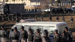 قوات الأمن الأردنية تحيط بالسفارة الأمريكية لمنع المحتجين من الاقتراب منها- جيتي