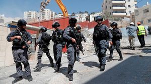 تداول ناشطون عبر مواقع التواصل الاجتماعي صورة الحمار وهو مقيد من قبل شرطية إسرائيلية في القدس- جيتي