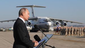 بوتين بساحة مطار قاعدة حميميم باللاذقية أثناء زيارته المفاجئة - جيتي 