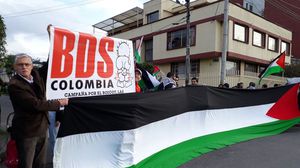 احتشدت مجموعة من المحتجين، بينهم فلسطينيون، في شارع السفارة الأمريكية في العاصمة الكولومبية- تويتر 