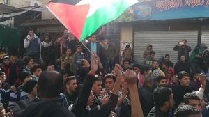 يتابع الفلسطينيون في الأردن أخبار العدوان الإسرائيلي على قطاع غزة وسط مشاعر من الحزن والغضب وأمل العودة- عربي21/أرشيفية