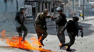 تشهد مدن الضفة الغربية والمناطق الحدودية لغزة مواجهات مستمرة مع الاحتلال لليوم السادس- جيتي