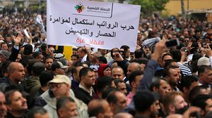 يشير سلوك عباس إلى أنه قرر فك الارتباط السياسي والاقتصادي بين الضفة الغربية وقطاع غزة- جيتي