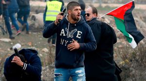 عنصر من المستعربين خلال قمع شبان فلسطينيين بإحدى المواجهات في الضفة- جيتي