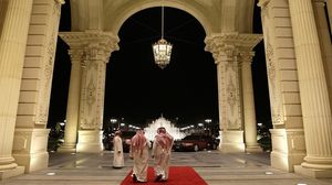 عناصر أمن سعوديين على المدخل الرئيس لفندق الريتز كارلتون في الرياض- تويتر
