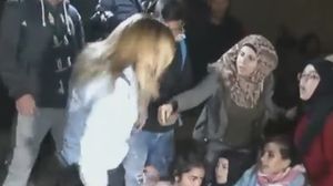 ضابطة الاحتلال اعتدت على المعتصمين على باب العمود- يوتيوب
