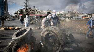 يواصل الفلسطينيون مواجهاتهم مع قوات الاحتلال الإسرائيلي لليوم العاشر على التوالي- جيتي