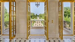 القصر يحتوي على نافورة مصنوعة من الذهب الخالص وحديقة تبلغ مساحتها 57 هكتارا- نيويورك تايمز