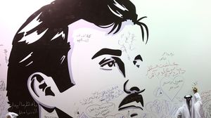 مواطنون قطريون يوقعون على جدارية عبارات رافضة للحصار على بلادهم في الدوحة جيتي