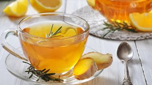 هناك إضافات طبيعية تضاف للشاي تحسن من خواصه مثل الليمون والنعنع والميرمية