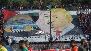 جهور ناد رياضي رفع صورة تتضامن مع القدس وتنتقد العلاقات الأمريكية السعودية- ناشطون 