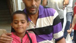 أشار اللاجئ الفلسطيني إلى أنه منذ أسبوع علم أن ابنه حمزة لا يزال على قيد الحياة- عربي21