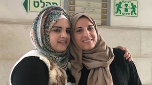 رفقة القواسمي المقدسية التي ضربت مجندة إسرائيلية دفاعا عن أبنائها (يمين)- تويتر