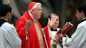 احتفظ "لو" أيضا برتبة كاردينال وشارك في الاجتماع المغلق لاختيار البابا بنديكت عام 2005- جيتي 