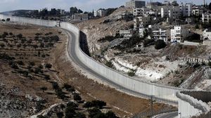 الجدار الأمني قسم أبو ديس لمنطقتين غير متساويتين بين السلطة وإسرائيل- أ ف ب