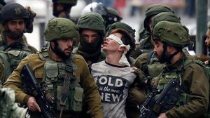 تداول ناشطون صورة الفتى الجنيدي بعد اعتقاله على يد أكثر من 20 جنديا إسرائيليا في الخليل المحتلة- الأناضول 