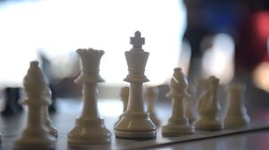 الشطرنج يساعد الأطفال على إيقاظ قدراتهم الفكرية وتطوير تفكيرهم المنطقي في وقت مبكر.
