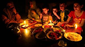 عائلة تأكل على ضوء الشموع في غزة- جيتي