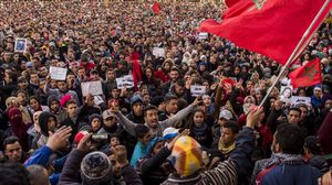 حرص محتجو مدينة جرادة على رفع الأعلام الوطنية وصور العاهل المغربي- ا ف ب