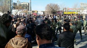 اعتقلت السلطات الإيرانية مجموعة من المتظاهرين المحتجين- أرشيفية