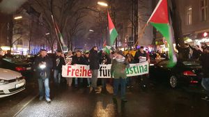 شارك مئات العرب والألمان في المسيرة التي رفعت الأعلام الفلسطينية- عربي21