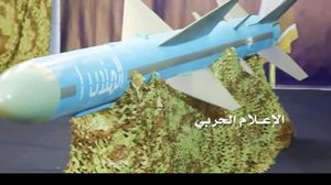 الحوثيون قالوا إن الصاروخ أصاب هدفه بدقة - الإعلام الحربي للحوثيين 