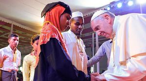 البابا -فرنسيسي عبر عن سعادته بلقاء مسلمي بورما وتقديم التحية لهم واحدا تلو الآخر 
