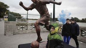 يوجد تمثال ميسي بجوار تماثيل أخرى لمشاهير في عالم الرياضة العالمية- فايسبوك