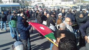 الأمن العام يحاول صد المتظاهرين من الوصول للسفارة الأمريكية في عمّان- عربي21