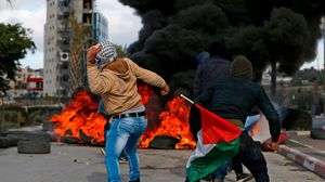 صور مئات الفلسطينيين وهم يهاجمون بالطوب وبالنار الحية قوات الجيش الإسرائيلي، لم تعد تأتي فقط من جنين أو نابلس- جيتي