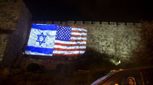 بلدية الاحتلال سارعت إلى إنارة أسوار القدس القديمة بالعلمين الإسرائيلي والأمريكي- جيتي 