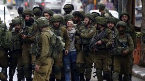 اندلعت مواجهات بين الفلسطينيين وجيش الاحتلال في مدن عدة والاحتلال اعتقل العديدين