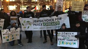 هتف المشاركون هتافات أمام القنصلية الإسرائيلية في شيكاغو ضد القرار الأمريكي- تويتر