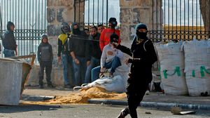 شبان يرشقون قوات الاحتلال بالحجارة في بيت لحم- جيتي