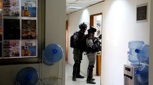 احتجزت قوات الاحتلال الصحفيين العاملين في الوكالة الفلسطينية في إحدى الغرف- وفا