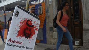 لافتة تتهم ابن سلمان بالقتل رفعها متظاهرون في الأرجنتين- جيتي