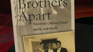 الكتاب الفائز بجائزة الكتاب الفلسطيني في لندن لمؤلفته مها ناصر (تصوير: عربي21)
