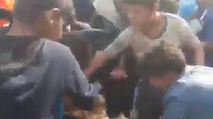 أطفال من البصرة يتصارعون على بقايا لحم- من الفيديو