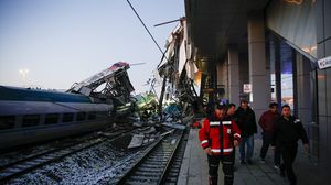 أسفر الحادث عن انهيار جزء من جسر للمشاه فوق عربتين من القطار- الأناضول