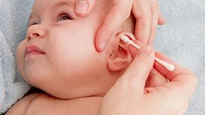 تجنب استعمال الأعواد القطنية لتنظيف أذني الرضيع