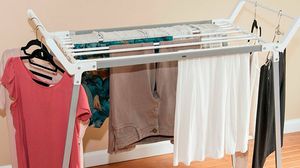 قطع الملابس المبللة وحفنة من مشابك الغسيل من شأنها أن تساهم في زيادة مستويات الرطوبة داخل المنزل