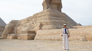 يملك رجل الأعمال المصري نجيب ساويرس الشركة التي ستدير السياحة في منطقة الأهرامات - جيتي