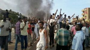  الاحتجاجات الشعبية في السودان بدأت الأربعاء الماضي في مدينتي بورتسودان وامتدت لمدن أخرى بينها الخرطوم- فيسبوك