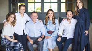 شاركت الملكة رانيا صورة الملك عبدالله وولي العهد الامير الحسين عبر صفحتها في إنستغرام- موقع الملكة رانيا