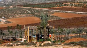 يعاني الفلسطينيون في الضفة من شح المياه بسبب سرقة الاحتلال للخزانات الجوفية- جيتي