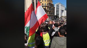 المئات من اللبنانيين تجمعوا في وسط بيروت احتجاجا على الوضع الاقتصادي- من الفيديو