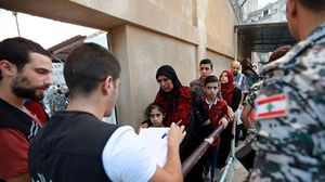 لاجئون سوريون في لبنان خلال إحصائهم- جيتي